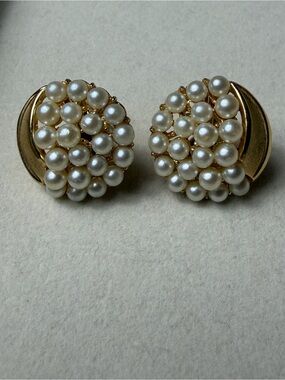 Vintage Crown Trifari Gold-Tone Cluster Pearl Clip-On Earrings - White Pearls